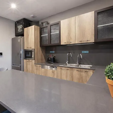 Comfortable Five Bedroom Five Bathroom By 360 Estates *