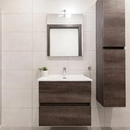 Comfortable Five Bedroom Five Bathroom By 360 Estates