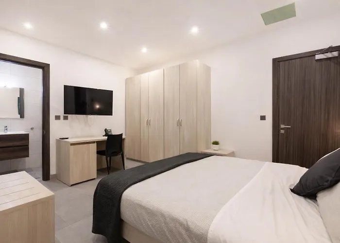 Comfortable Five Bedroom Five Bathroom By 360 Estates